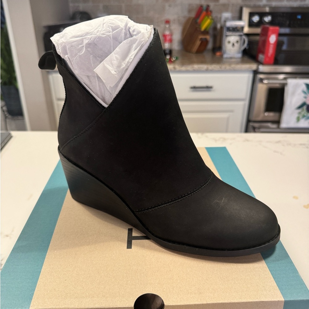 Tom's black wedge boots